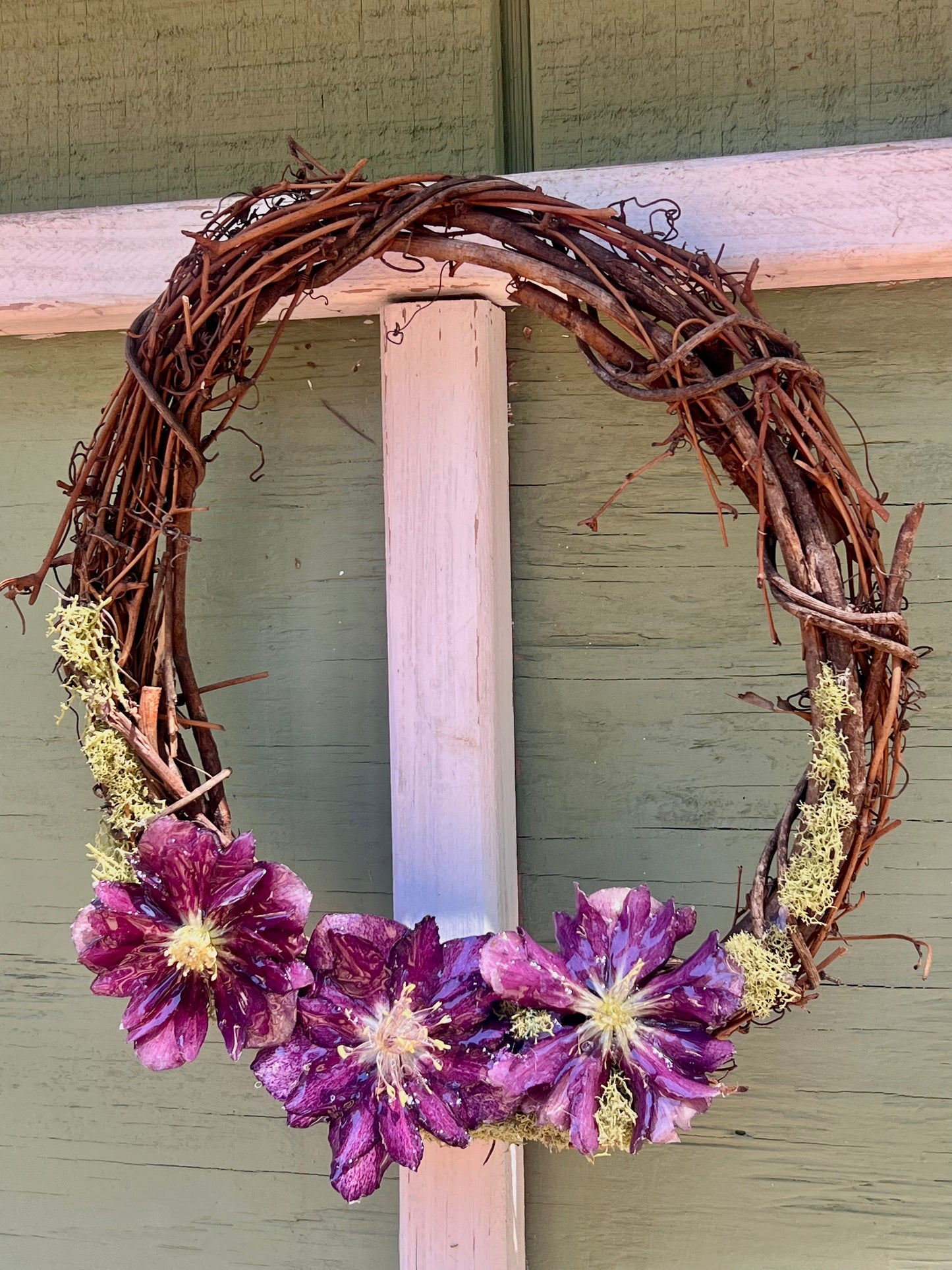 Deep Purple Hellebore Wreath 10"