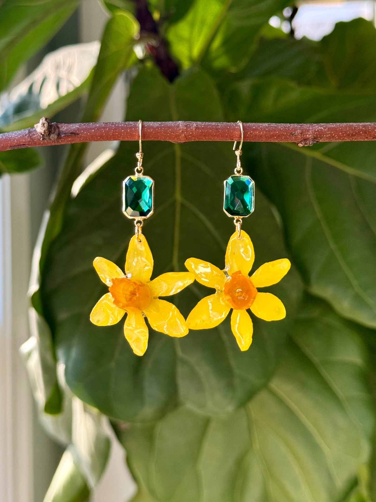 Green Daffodil Dangle Earring